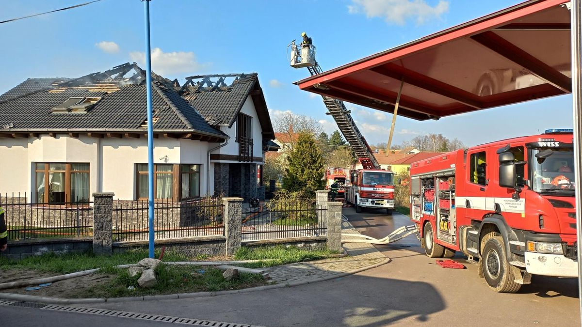 Při požáru rodinného domu na Znojemsku byl zraněn hasič